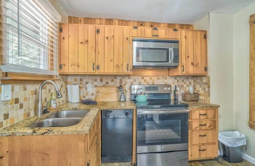 Cascade-Chipita Park Cabin | 3BD Log Cabin Pikes Peak and Garden of the Gods