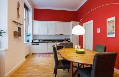 Castle Hill Apartment | 3bdr Art&Style Downtown Chain Bridge