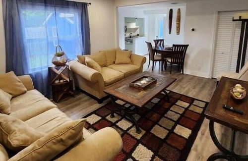Central Oakland Park House | ◈ 3Bed/3Bath ◈ Heated Pool ◈ <10 Mins from Beach