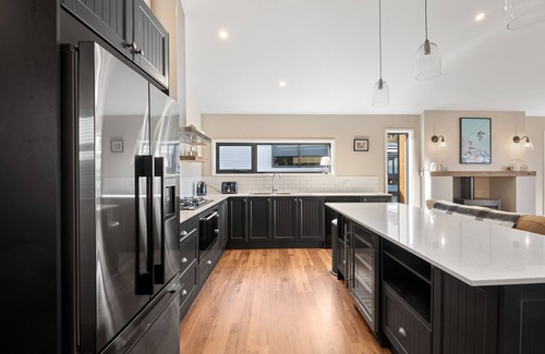 East Jindabyne House | 3bed 3bath house with lake views. 10mins from Jindabyne. 30 mins to ski tube