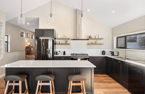 East Jindabyne House | 3bed 3bath house with lake views. 10mins from Jindabyne. 30 mins to ski tube