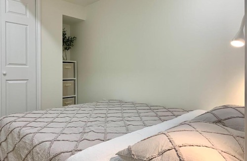 Oakridge House | 3Beds 2BA Cherry Blossom Suite - Free Parking - Central Oakridge Neighbourhood