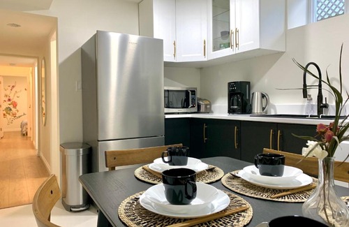 Oakridge House | 3Beds 2BA Cherry Blossom Suite - Free Parking - Central Oakridge Neighbourhood