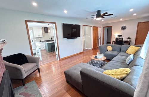 Schenectady House | 3Br, 1.5Ba Full Kitchen Central AC, Heat BBQ Firepit Spacious Equiped Generator+