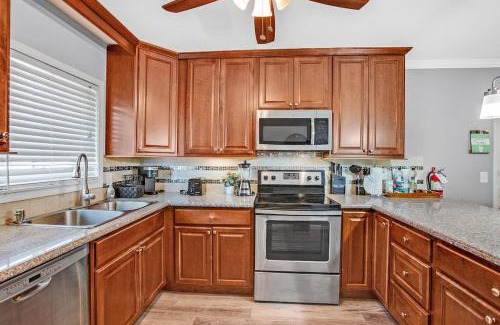 Highland Hills House | 3BR, 1 Story Home w Hot tub, Grill, Sleeps 6