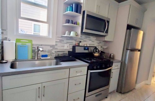 Clawson House | 3BR/1BA | SLEEPS 8 | Near SF | SELF CHECK IN
