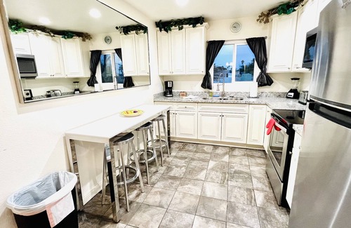 Beverly Green Apartment | 3BR,Apartment,SALE,walktofremont,LVCC,BestLocation,pool,July4th,strip,SALE,
