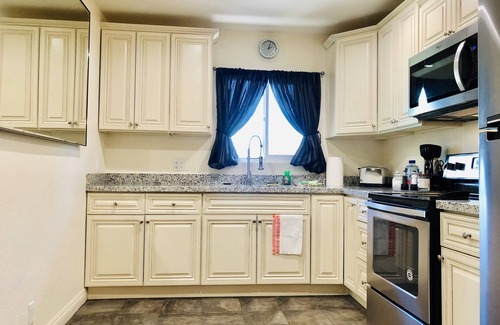 Beverly Green Apartment | 3BR,Apartment,SALE,walktofremont,LVCC,BestLocation,pool,July4th,strip,SALE,