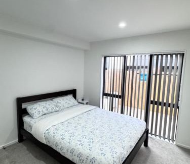 Massey Apartment | 3BR Auckland Holiday Home near Outlet shops and Costco
