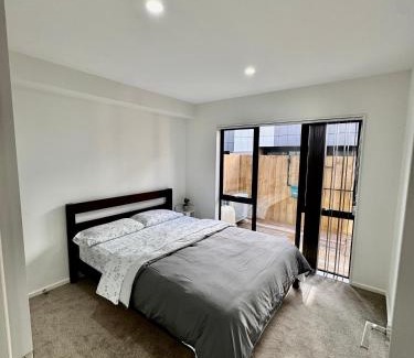 Massey Apartment | 3BR Auckland Holiday Home near Outlet shops and Costco