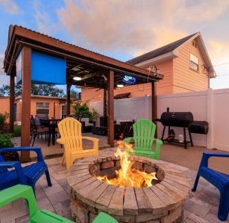 St. Petersburg - Clearwater House | 3BR - Beach & Trail - Bikes, Fire Pit, Mini-Golf