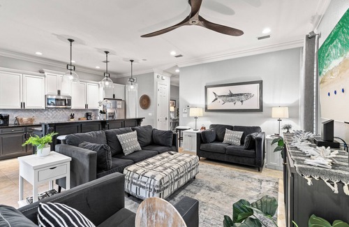 Villa Lago House | 3BR Beach Villa with 2- GOLF CARTS! Steps from Pool! Near Wharf. Beach Tram.