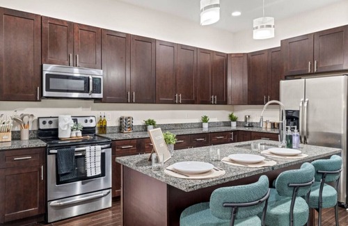 Fairmount Apartment | 3BR | BSL Subway | Steps to Met | Family Friendly