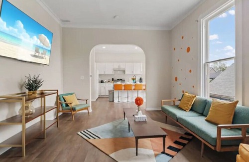 Old Northside House | 3BR City Chic Modern Apt | Central Location
