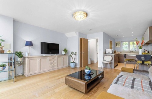 Greenhithe House | 3BR Family Stay | Garden, Parking, Near Bluewater