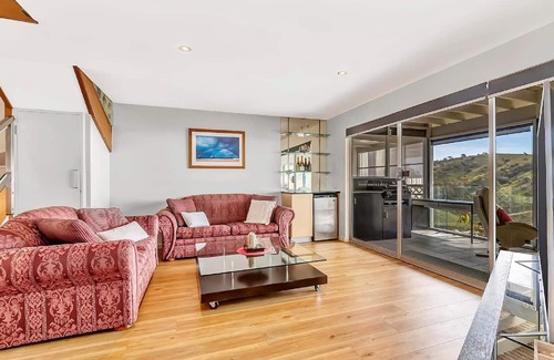 Wirrina Cove House | 3BR Hilltop Getaway – Games, Ocean Views, Wi-Fi, Parking, Sleeps 14, Pizza Oven & More