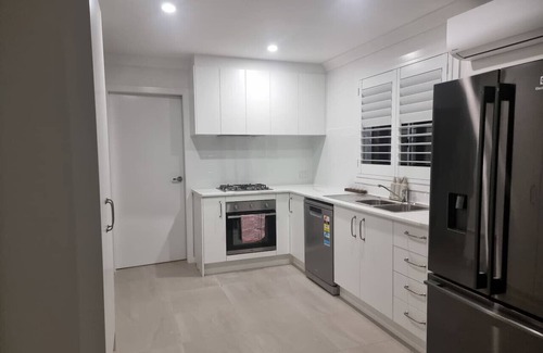 Keiraville Apartment | 3BR Home 10 mins walk to UOW, free parking, AC