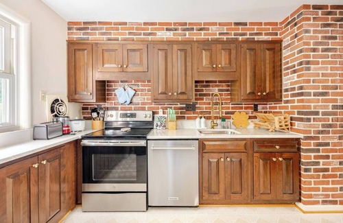 Idylwood House | 3BR Home -Free Parking, Metro, WiFi Kitchen Laundry, Kids, Near DC & Downtown