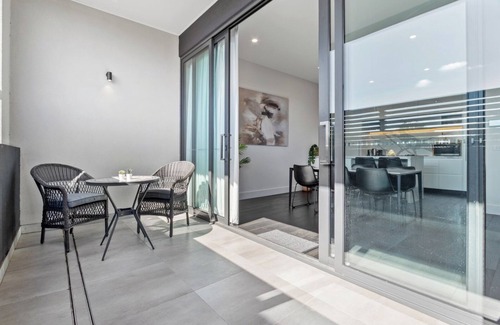 Malvern East House | 3BR home in Malvern East with queen beds, full kitchen, laundry, WiFi, climate control and parking. Perfect for families or groups with easy access to Chadstone shopping centre, Monash uni, cafes, parks, shops, direct public transport to city.