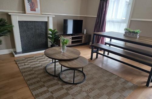 Kirkliston Apartment | 3BR House with Parking 10 Mins to Airport Sleeps 6