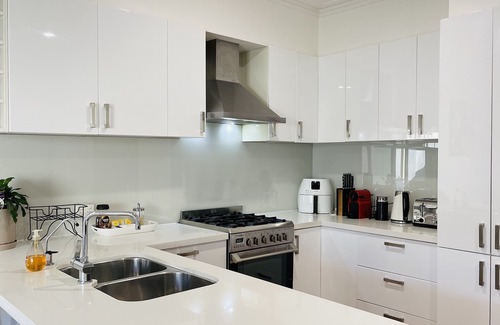 Kensington House | 3BR Kensington Holiday Home Close to CBD, Melb Showgrounds Flemington Racecourse