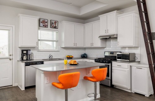 Austin House | 3BR, King Bed, Walk In Shower - The Grove