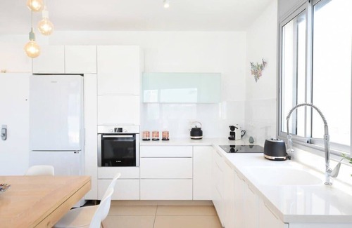 Tel Aviv City Center Apartment | 3BR Penthouse in Bograshov by HolyGuest
