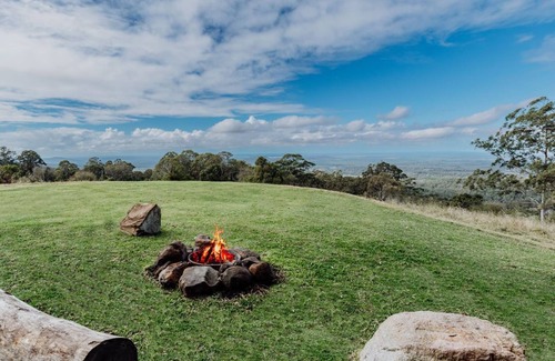 Mount Mellum House | 3BR Retreat: Embrace Hinterland, Alfresco Dining & Fireplace