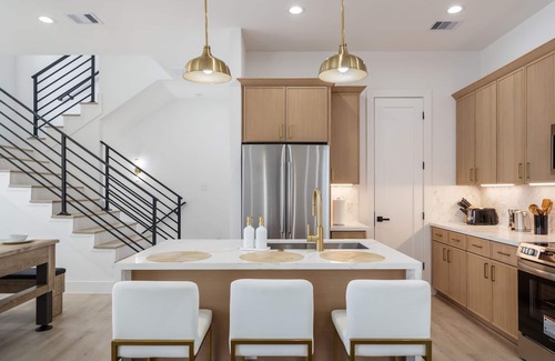 South Central Houston House | 3BR Rooftop fire-pit, Pool table, Ping Pong, Gym access + Kids Play area, & WiFi