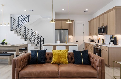 South Central Houston House | 3BR Rooftop fire-pit, Pool table, Ping Pong, Gym access + Kids Play area, & WiFi
