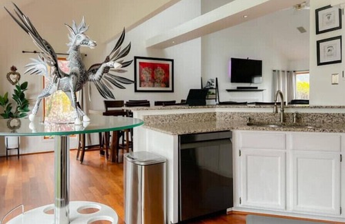 Rochester House | 3BR, Sleeps 6, Onsite Parking & Gym Accessn