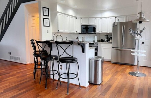 Rochester House | 3BR, Sleeps 6, Onsite Parking & Gym Accessn