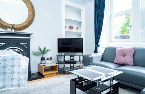 Ellemford Apartment | 3BR Sleeps 7, Free Parking, Near Stadium & Airport