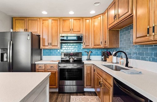 Kaiulani House | 3BR - sleeps 7! Golf course and ocean views. Steps from Westin. Walk to beach!