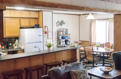 Snowshoe Condo | 3BR Summit Retreat, Short Walk to Village & Slopes