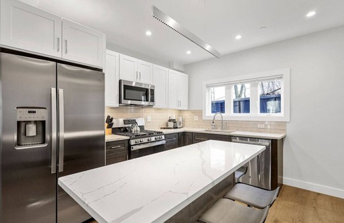 East Somerville Apartment | 3BR2Bth MIT/Harvard/TD Garden/BOS/3 Parking Spaces