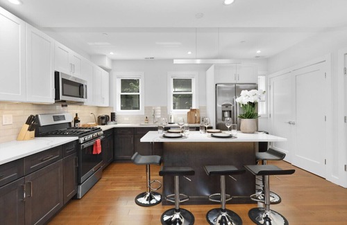 East Somerville Apartment | 3BR2Bth TD Garden/BOS/MIT/Harvard/3 Parking Spaces
