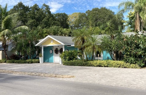 Ozona Apartment | 3Gulls Inn Ozona5-Boutique Hotel-SwimSpa-King Studio-Full Kitchen-Pets Stay Free