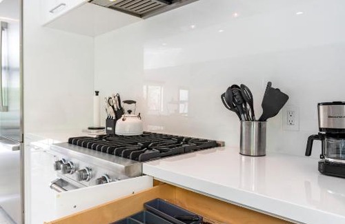Hollywood Dell House | $3M Modern Hollywood New Construction Villa Oasis