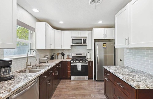 Richardson House | 4-BD Luxury Retreat | Pool, Grill, Outdoor Cinema
