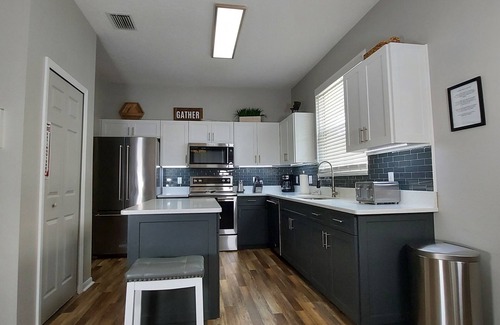 Calabay Parc House | 4 Bed 3 Bath ⭐ 2 Master Suites ⭐ 86" TV ⭐Hot Tub ⭐ Pool ⭐ In Calabay Parc