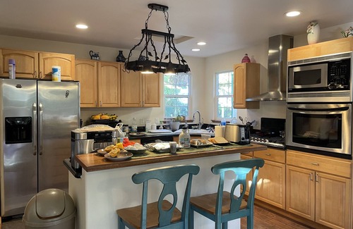 Volcano Cabin | 4 bed/4 bath Entire custom-built house 5 mins from Volcanoes National Park