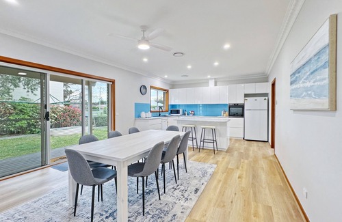 Tomakin House | 4-Bed Beach House with Garden & Alfresco Dining