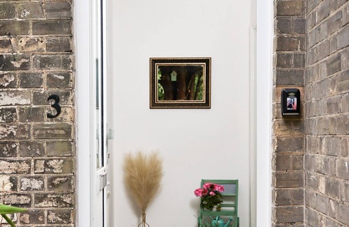 Richmond-upon-Thames Cottage | 4-Bed Cottage, Sleeps 8, Walk to Thames Garden