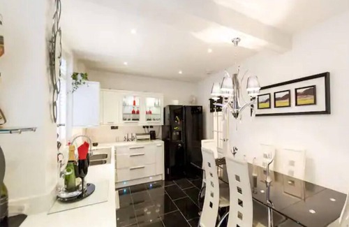 Graveney Apartment | 4 Bed Flat - Sleeps 14 - Parking - Game Room -Wifi