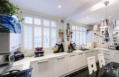 Graveney Apartment | 4 Bed Flat - Sleeps 14 - Parking - Game Room -Wifi