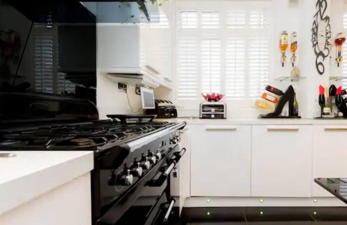 Graveney Apartment | 4 Bed Flat - Sleeps 14 - Parking - Game Room -Wifi