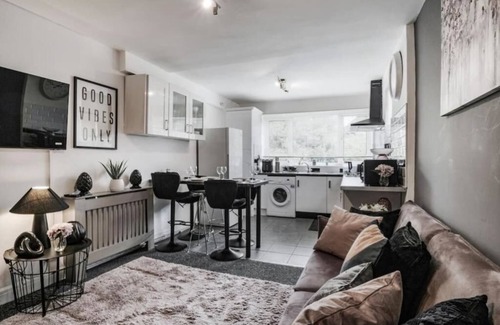Streatham Hill Apartment | 4 Bed Flat Sleeps up to 9 Close to Brixton