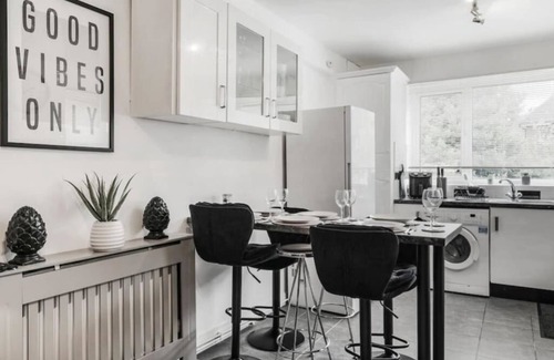 Streatham Hill Apartment | 4 Bed Flat Sleeps up to 9 Close to Brixton