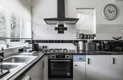 Streatham Hill Apartment | 4 Bed Flat Sleeps up to 9 Close to Brixton